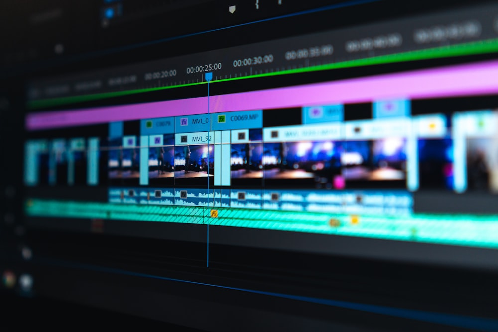 Postazione di montaggio video con monitor di color grading e pannelli di controllo
